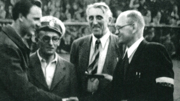 Na zdjęciu od lewej: red. Bohdan Tomaszewski, Leon Bestry oraz przedstawiciele PZKol. i sędziowie zawodów, które odbyły się 1 czerwca 1947 roku - Franciszek Szymczyk i Stanisław Czerniak.