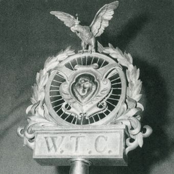 Głowica sztandaru WTC, która ocalała z zawieruchy wojennej.