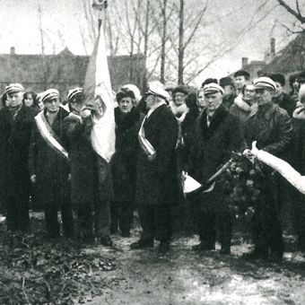 Przed pomnikiem pochylił się sztandar Warszawskiego Towarzystwa Cyklistów.