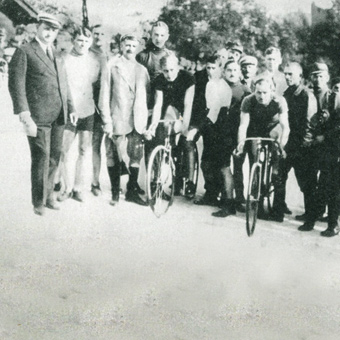 Start do wyścigu finałowego podczas pierwszych torowych mistrzostw Polski na Dynasach (1921).